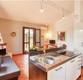 2 bedroom villa with jacuzzi & sea views, near Castellammare del Golfo, sleeps  4-5